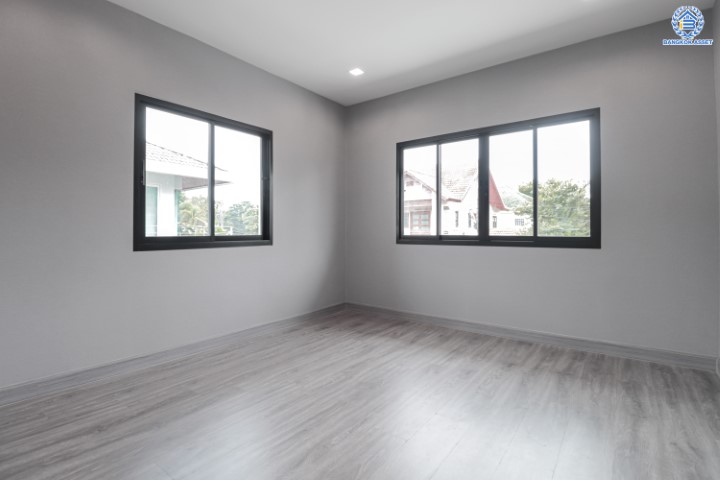 บ้านเดี่ยวมือสองย่านกรุงเทพมหานคร ม.กฤษดานคร31 ติดถนนบรมราชชนนี หลังมุม! จัดแต่งพื้นที่ได้เต็มที่ บนเนื้อที่กว้างขวางมากถึง 137.3 ตร.ว. ฟังก์ชัน 3 ห้องนอน 4 ห้องน้ำ 2 ที่จอดรถ บนทำเลศักยภาพใกล้ม.มหิดล และเพียง 10 นาที ก็ถึงเซ็นทรัล ปิ่นเกล้า